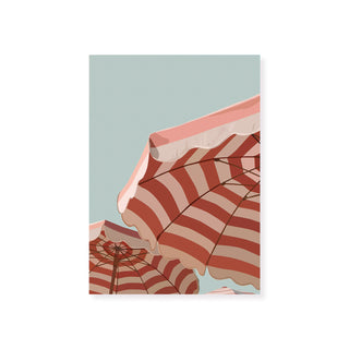 Postkarte mit rot-weiss gestreiften Sonnenschirmen vor blauem Himmel