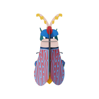 bunt gestreifter Käfer aus Einzelteilen zusammengesetzt