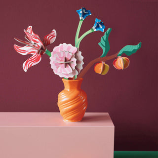 aus flachen Einzelteilen entsteht ein dekorativer Blumenstrauss