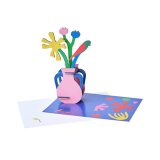 Aus flachen Kartonbögen wird ein dreidimensionaler Blumenstrauss mit Vase.