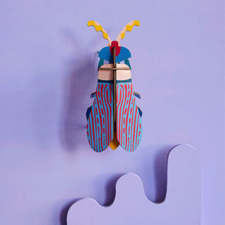 ein Käfer aus Karton als Wanddekoration