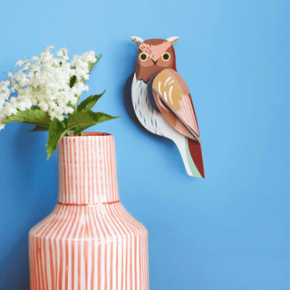 Eule aus Karton als dekorativer Wandschmuck