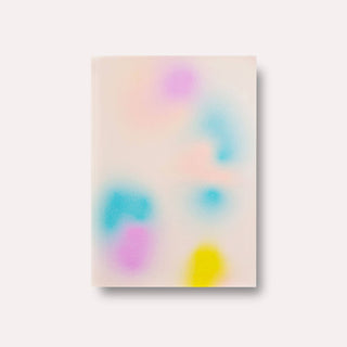 Notizbuch mit dezentem Farbklecksen in Pastelltönen