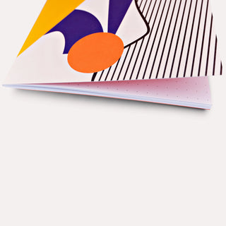 Die Innenseiten sind mit großem Punktraster bedruckt.