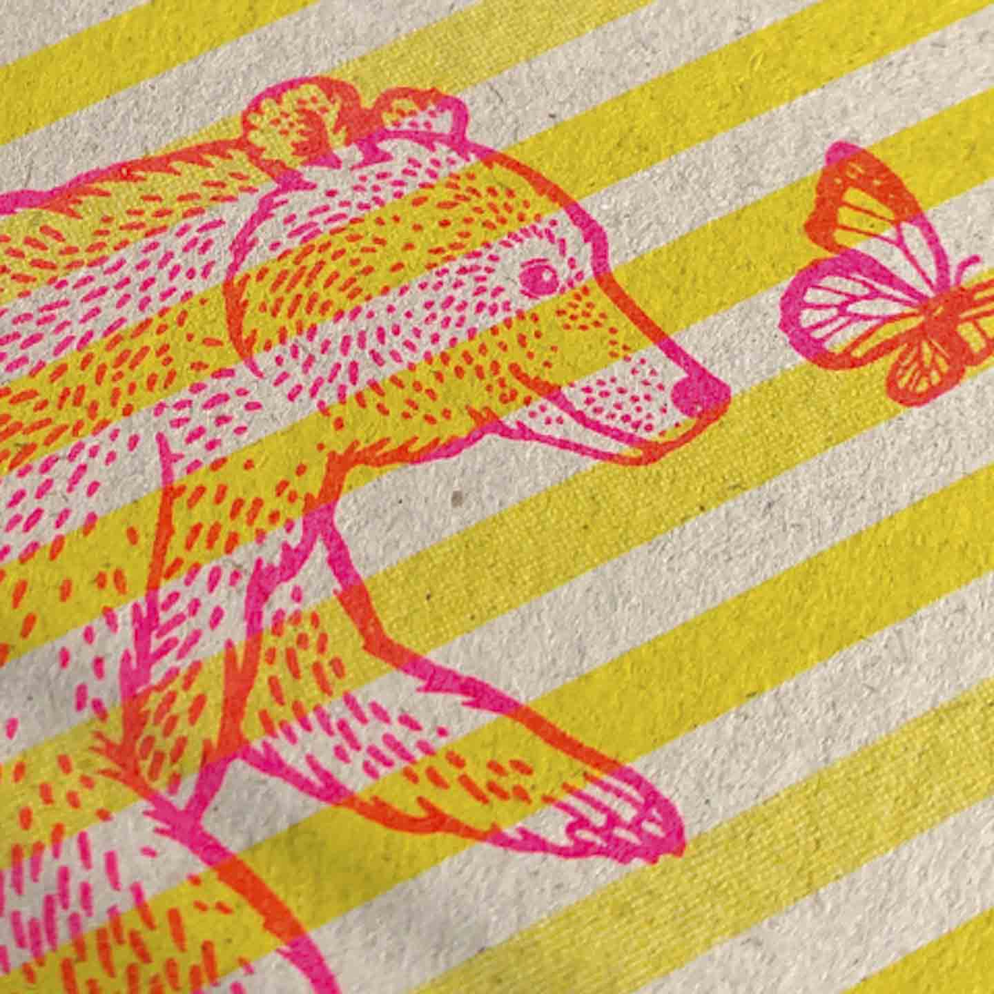 Bär und Schmetterling in Pink auf Risographie-Postkarte, Detailansicht mit grober PapierkörnungTogethery Karte Postkarte Risographie Riso Druck Bär auf Einrad Schmetterling