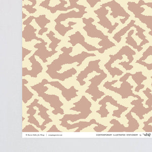 Geschenkpapier mit Leopardenmuster in creme und mauveWrap Geschenkpapier Abstract Weave Blush Leo Leomuster rosé rosa Leopard