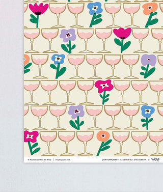Geschenkpapier mit Champagnerglaesern und Blumen