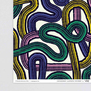 Geschenkpapier mit spiralförmigen, schwarz gestreiften Bändern in Gelb, Rosa, Violett und GrünWrap Geschenkpapier Spirals Spiralen Pinselstrich buntes Papier Pinsel Linien