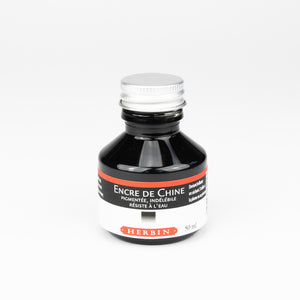 Kleine Kunststoff-Flasche mit Encre de Chine, schwarzer Chinatusche, von J. Herbin.